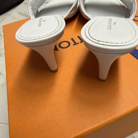 Louis Vuitton White Embossed kitten heels 💕 - Picture 5 of 7